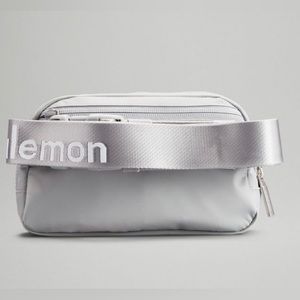 NWT LULULEMON EVERYWHERE SIGNATURE BELT BAG